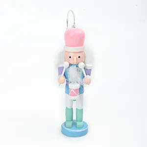 Kleine macaronkleurige notenkraker ornament voor decoratie van de kerstboom in huis.
