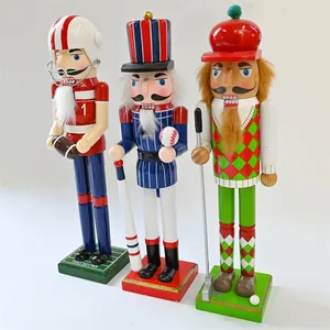 Traditionelles Set aus drei hölzernen Nussknacker-Figuren mit Sportmotiven für Weihnachten