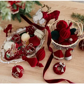 Elegant detail van rode en groene geflockte kerstballen set met gouden glitter accenten
