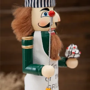 Soldat casse-noisette en bois sur le thème du chef avec cupcake pour décoration