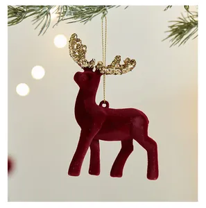 Detalle de reno navideño flocado rojo con astas doradas de purpurina.
