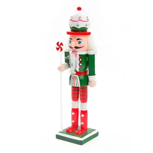 Detailaufnahme eines 18 cm grünen hölzernen Nussknackersoldaten Weihnachtsdekoration