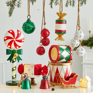 Décorations de Noël festives en métal avec tambours, cloches et bonbons pour le sapin.