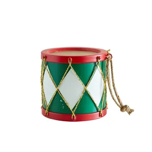 Pendentif tambour de Noël festif en fer rouge et vert avec des accents de corde dorée