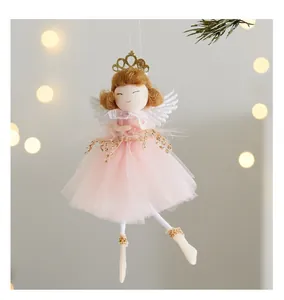 Detailansicht eines rosa Tüll-Engel-Mädchen-Anhängers mit goldener Krone für Weihnachten.