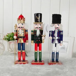Set artigianale di tre schiaccianoci in legno da 30 cm per decorazioni natalizie