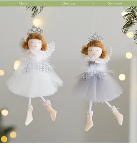 Detailansicht von weißem und grauem Engel-Mädchen-Hängeschmuck für den Weihnachtsbaum