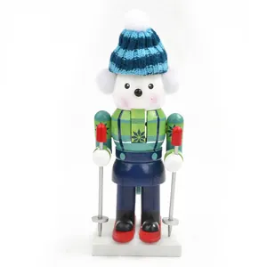 Detalle de la figura cascanueces de oso polar de 18 cm con su propio traje de esquí