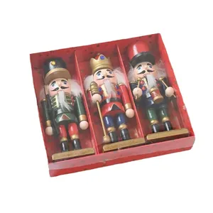 Set di tre schiaccianoci tradizionali in legno da 15 cm in una confezione regalo rossa