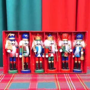 Juego de seis soldados cascanueces de madera de 13 cm en caja de regalo roja