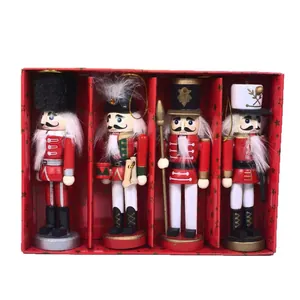 Set van vier klassieke houten notenkraker soldaten ornamenten in een rode geschenkdoos