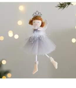 Detailansicht eines süßen Weihnachtsengel-Anhängers mit grauem Tutu-Rock aus Tüll