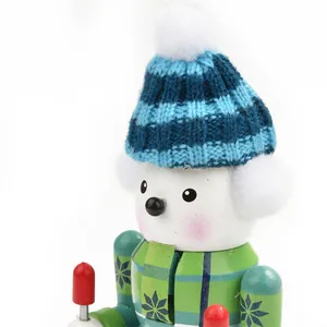 Primer plano de cascanueces de oso con gorro azul y patrón de copos
