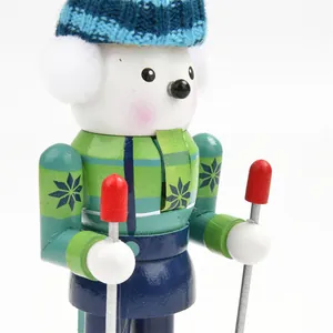 Detalle del cascanueces esquiador con gorro de punto azul y bastones de esquí de madera