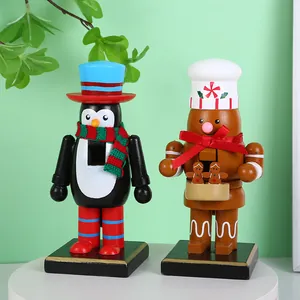 Primer plano de cascanueces de madera con temas de pingüinos y pan de jengibre para Navidad