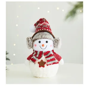 Vista dettagliata di un simpatico pupazzo di neve di Natale in peluche con cappello di maglia