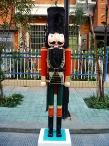 Large 1.8m wooden nutcracker soldier statue for festive outdoor Christmas decoration