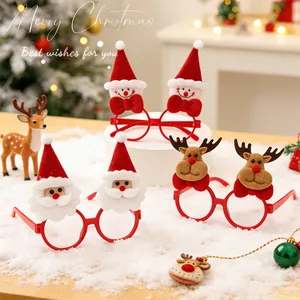 Detail van feestelijke kerstparty-brillen met pluchen kerstman-, sneeuwpop- en rendierontwerpen