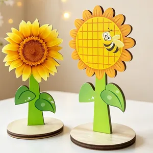 Dettaglio di ornamenti decorativi in legno a forma di girasole e ape per la tavola