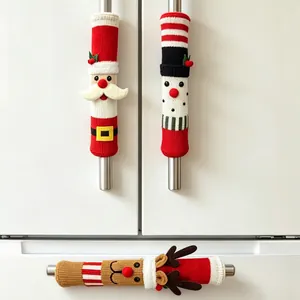 Vue détaillée des couvre-poignées de réfrigérateur de Noël tricotés avec personnages 3D