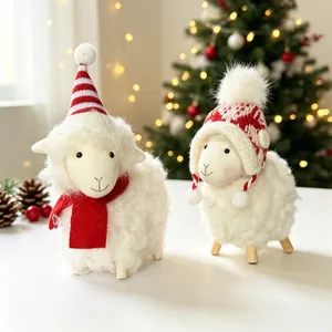 Gros plan de mignonnes figurines de moutons de Noël en peluche avec bonnets tricotés