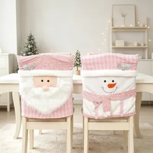 Detail van roze geruite kerststoelhoezen met kerstman en sneeuwpop voor kerstversiering