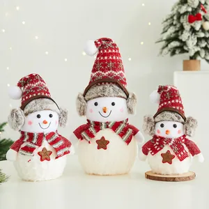 Pupazzo di Neve di Natale Ornamento da Scrivania Bambola in Schiuma di Peluche Con Paraorecchie Cappello di Maglia Sciarpa per Feste Casa Vetrine