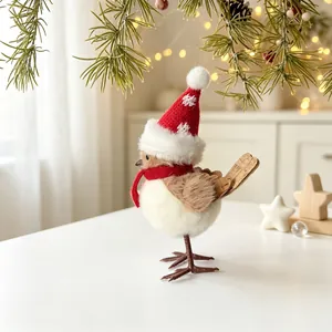 Nahaufnahme eines nordischen Weihnachts-Vogel-Ornaments mit roter Mütze und Schal.