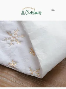 Close-up van witte pluchen kersttafelloper met goudkleurige pailletten sneeuwvlokken