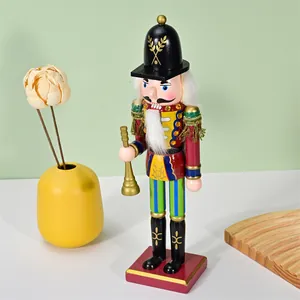 Traditionele handgeschilderde houten notenkraker soldaat van 30 cm met gouden hoorn cadeau