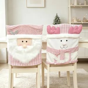 Detail van roze en wit geblokte kerststoelhoezen met kerstman en rendier voor decoratie