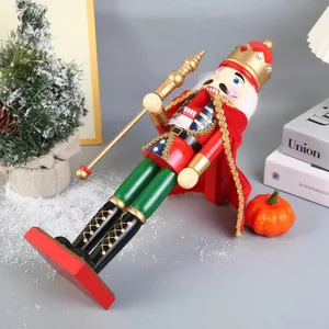 Detail van 38cm houten notenkraker soldaat met rode cape en kroon voor kerstdecoratie