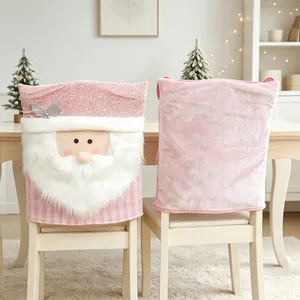 Detailopname van roze pluche kerstman stoelhoes met 3D-baard en glittermuts voor feestdagen