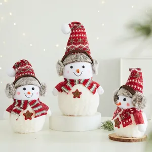 Set di tre pupazzi di neve natalizi con cappelli a maglia rossi e paraorecchie