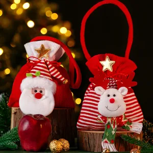 Feestelijke kerstcadeauzakjes van pluche met kerstman- en rendierontwerpen en trekkoord