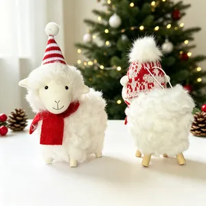 Vue détaillée de deux figurines de moutons de Noël en peluche avec bonnets et écharpes rouges