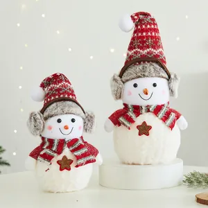Due statuette festive di pupazzi di neve in peluche con paraorecchie per Natale