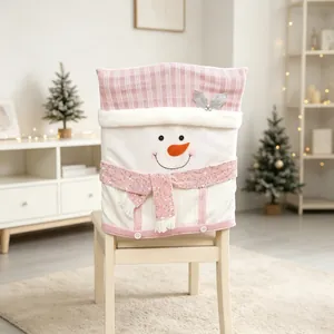 Detailweergave van de roze en witte kerststoelhoes met een zacht sneeuwpopontwerp