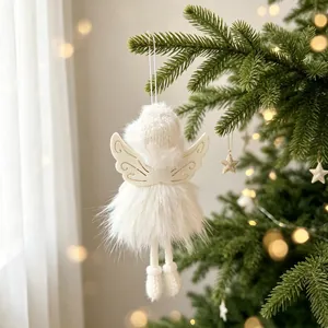 Primer plano de un ángel de peluche blanco con alas de purpurina en un árbol de Navidad.