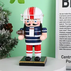 Detailansicht eines 16 cm großen hölzernen Nußknackersoldaten als Weihnachtsdekoration