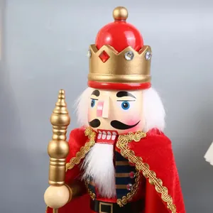 Gedetailleerde close-up van een 38 cm houten koning notenkraker met rode fluwelen cape