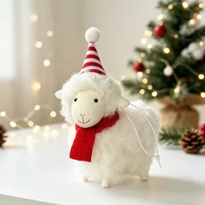 Gros plan d'un mouton de Noël en peluche avec bonnet et écharpe rouges dans un décor festif