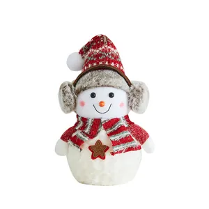 Adorabile pupazzo di neve di Natale con paraorecchie e sciarpa rossa per decorazioni