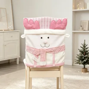 Detailopname van een schattige roze en witte pluche rendier kerststoelhoes voor decoratie