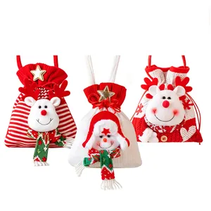 Set van drie feestelijke 3D pluche kerstcadeauzakjes voor appels en zoetigheden