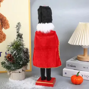 Detail achteraanzicht van een 38 cm notenkraker soldaat met een rode fluwelen cape.