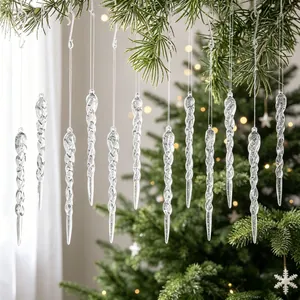 Detailopname van 12 transparante gedraaide ijspegelornamenten aan een kerstboom.