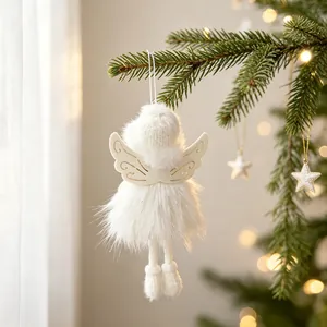 Ángel de Navidad de felpa blanca con gorro de punto y alas brillantes en el pino