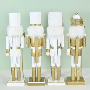 Detaillierte Rückansicht von vier 38 cm großen gold-weißen Nussknacker-Weihnachtsdekorationen.