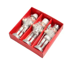 Set de 3 soldados cascanueces de madera en color plata y blanco con caja roja